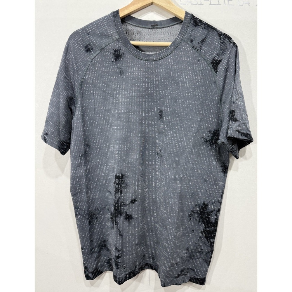 Lululemon T-Shirt Mens Large Gray Graffiti Metal Vent Tech Gym Short Sleeve